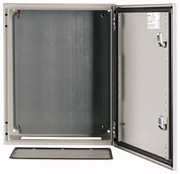 Ein leerer Schaltschrank aus Metall mit geöffneter Tür, geeignet für elektrische Installationen, liegt auf einer weißen Oberfläche.