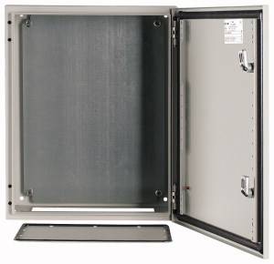 Ein offener grauer Schaltschrank mit zwei Verschlüssen an der rechten Türinnenseite. Im Inneren ist Platz für elektrische Komponenten.