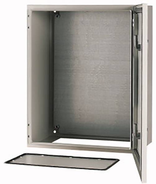 Offener grauer Metallschrank mit abgenommener Frontplatte, geeignet für technische Installationen. Rechteckige Form und robuste Bauweise.