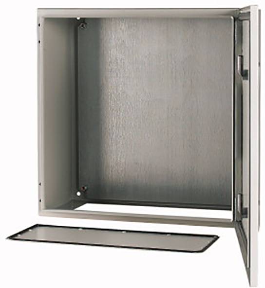 Metallschrank mit geöffneter Tür, zeigt Innenraum und abnehmbares Bodenpanel. Geeignet zur Aufbewahrung oder Installation von Geräten.