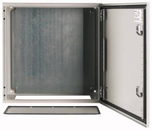 Geöffneter Metall-Schaltschrank, zeigt leeren Innenraum und offene Tür. Geeignet für Elektronik- oder Verkabelungsanwendungen.
