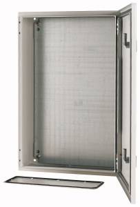 Metallene Schalttafel mit geöffnetem Türscharnier. Sichtbar sind Innenraum und Montagerahmen für technische Installationen.