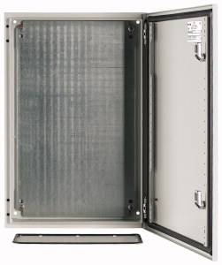 Ein geöffneter Schaltschrank mit Sicht auf eine leere Montageplatte. Rechts ist die Tür des Schranks offen sichtbar.
