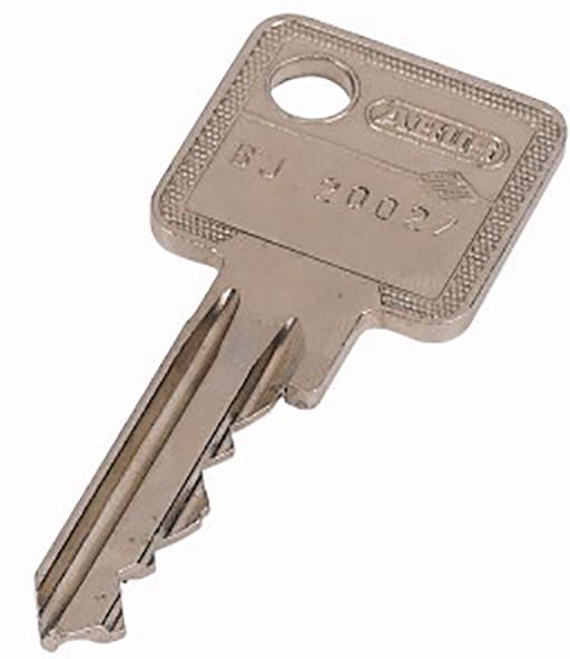 Ein bronzefarbener Schlüssel mit kleiner Öse, auf dem 'BJ 30027' eingraviert ist.