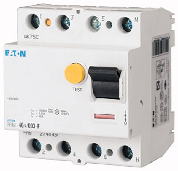 Ein weißer Fehlerstrom-Schutzschalter mit gelbem Testknopf und schwarzem Hebel von Eaton, Modell PFRM-40/0,03-F, zur elektrischen Sicherheit.