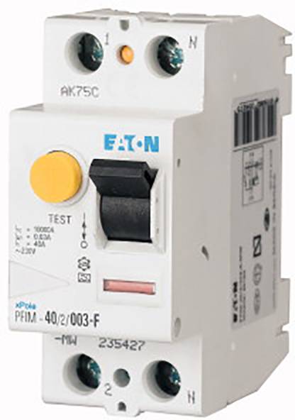 Ein FI-Schalter der Marke Eaton, Modell PFIM-40/2/003-F, zeigt einen gelben Testknopf und einen schwarzen Hebel in der Mittelstellung.