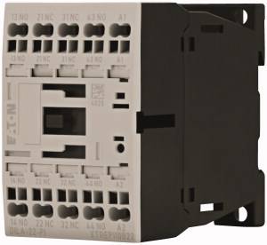 Elektrisches Schütz mit mehreren Anschlüssen und Beschriftungen auf der Vorderseite, dient zur Steuerung von Stromkreisen in elektrischen Anlagen.