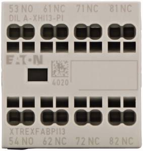 Klemmenblock mit Beschriftungen für Anschlüsse: 53 NO, 61 NC, 71 NC, 81 NC, 54 NO, 62 NC, 72 NC, 82 NC. Herstellerlogo und QR-Code sichtbar.