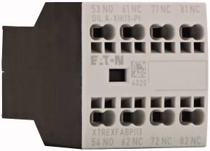 Elektrisches Schaltgerät mit mehreren Anschlussklemmen, beschriftet mit Zahlen und Buchstaben, für Steuerungs- oder Schaltsysteme.