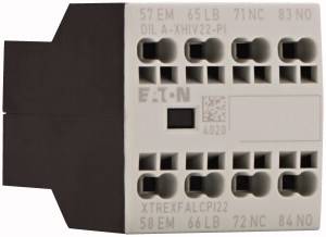 Ein elektronisches Bauteil mit mehreren Anschlussklemmen, Etikett mit der Aufschrift 'EATON' und einem QR-Code auf der Vorderseite.