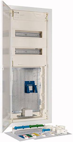 Geöffneter elektrischer Schaltschrank mit sichtbaren Sicherungen und Anschlüssen.