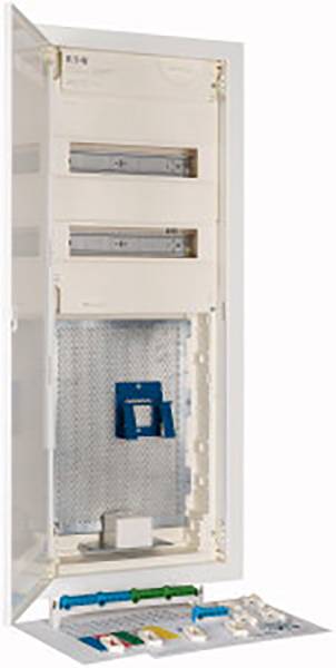 Geöffneter Stromverteilerkasten mit sichtbaren Schaltern und Sicherungen. Obere und untere Fächer leer, mittiges Fach mit Halterung.