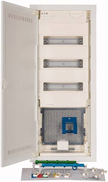 Ein geöffneter Verteilerkasten mit mehreren offenen Modulplätzen und einer blauen Halterung. Zubehörteile liegen davor.