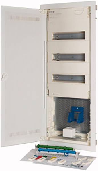 Ein geöffneter Sicherungskasten mit mehreren Reihen von Sicherungen und einem blauen Schalter. Die Tür ist nach links geöffnet.