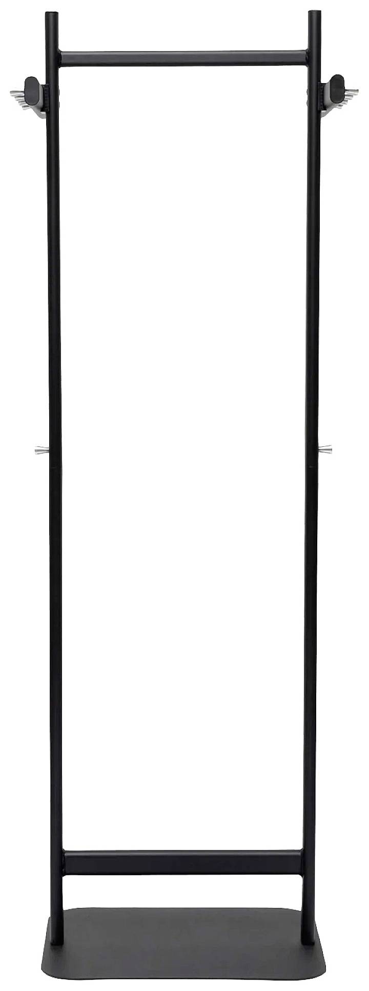 Ein schwarzer, freistehender Kleiderständer mit zwei Haken oben und einer rechteckigen Basis. Ideal für Mäntel und Jacken.