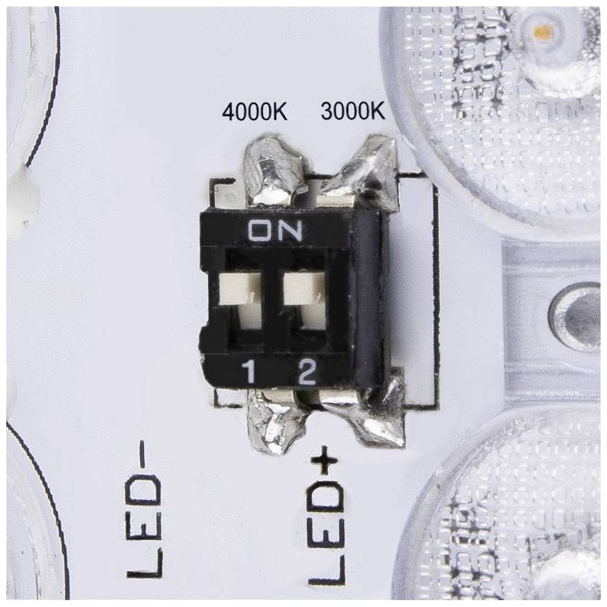 Ein Schalter auf einer LED-Platine mit zwei Einstellungen: '4000K' und '3000K'. Markierungen zeigen LED-Anschlüsse an, LED- und LED+.