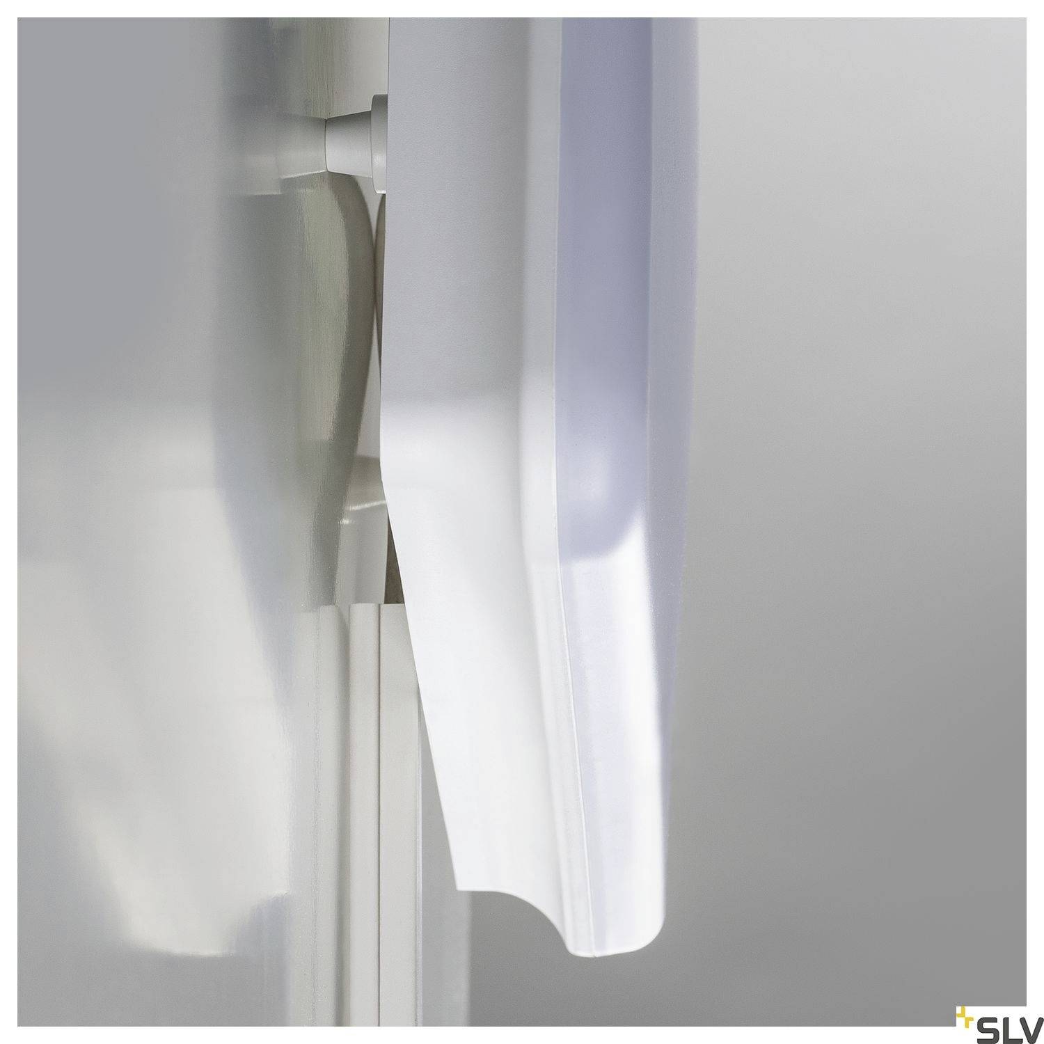 Eine weiße Wandlampe aus der Seitenansicht, installiert an einer hellgrauen Wand.