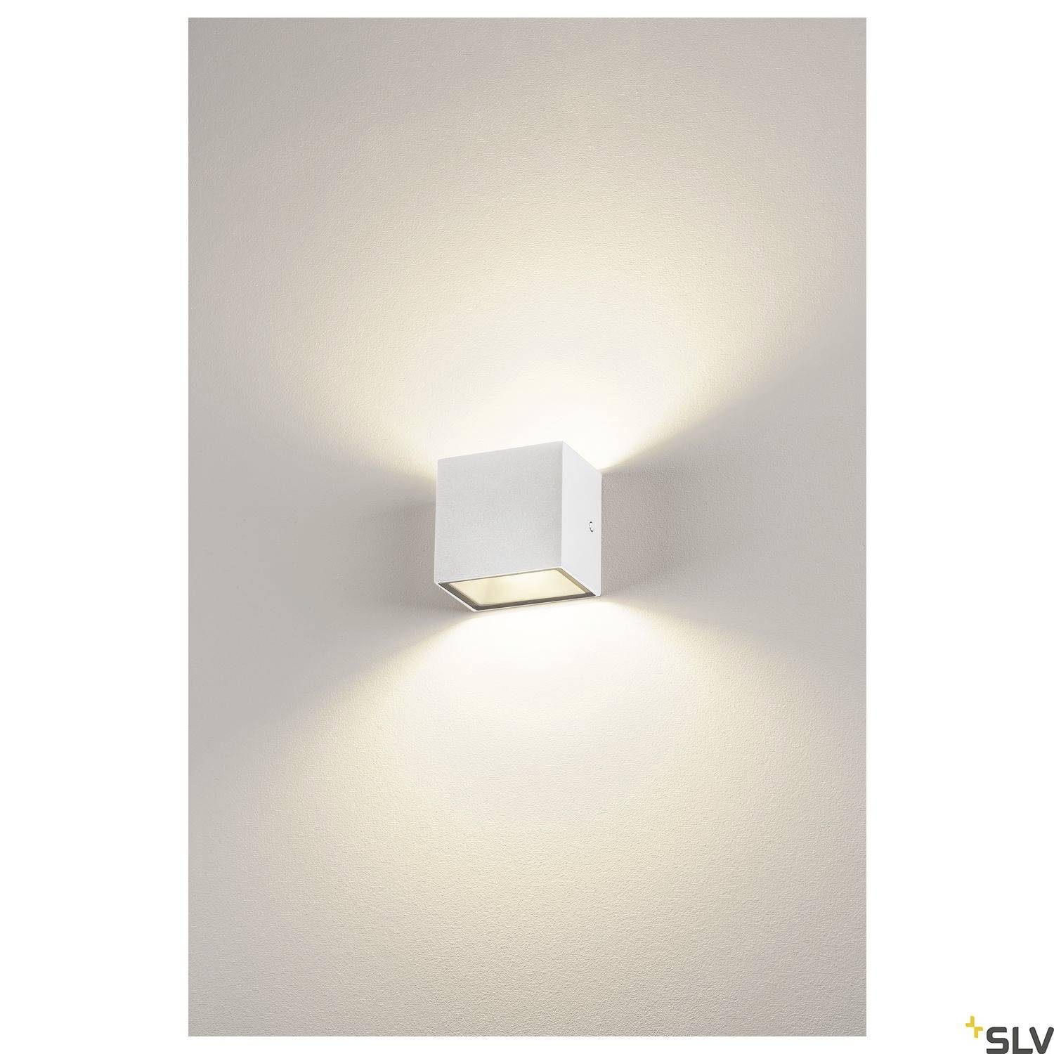 Wandleuchte in Würfelform, strahlt nach oben und unten warmes, diffuses Licht aus. Ideal für moderne Wohn- und Geschäftsräume.