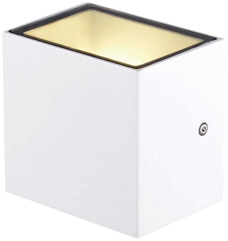 Weiße, würfelförmige Wandlampe mit einem nach oben gerichteten warmen Lichtschein, geeignet für moderne Innenräume.