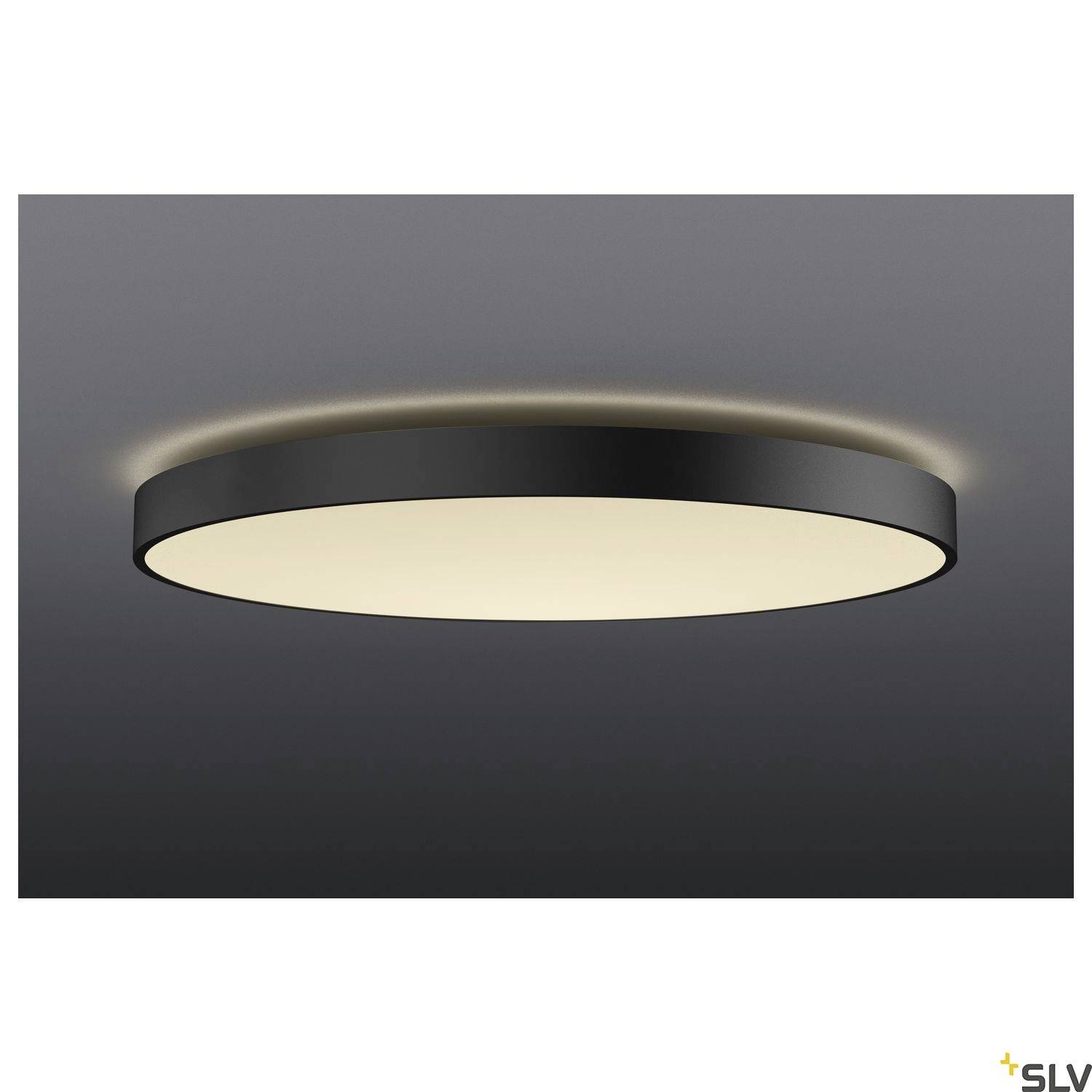 Eine runde Deckenleuchte mit schwarzem Rahmen leuchtet in warmem Weißton gegen eine dunkle Decke.