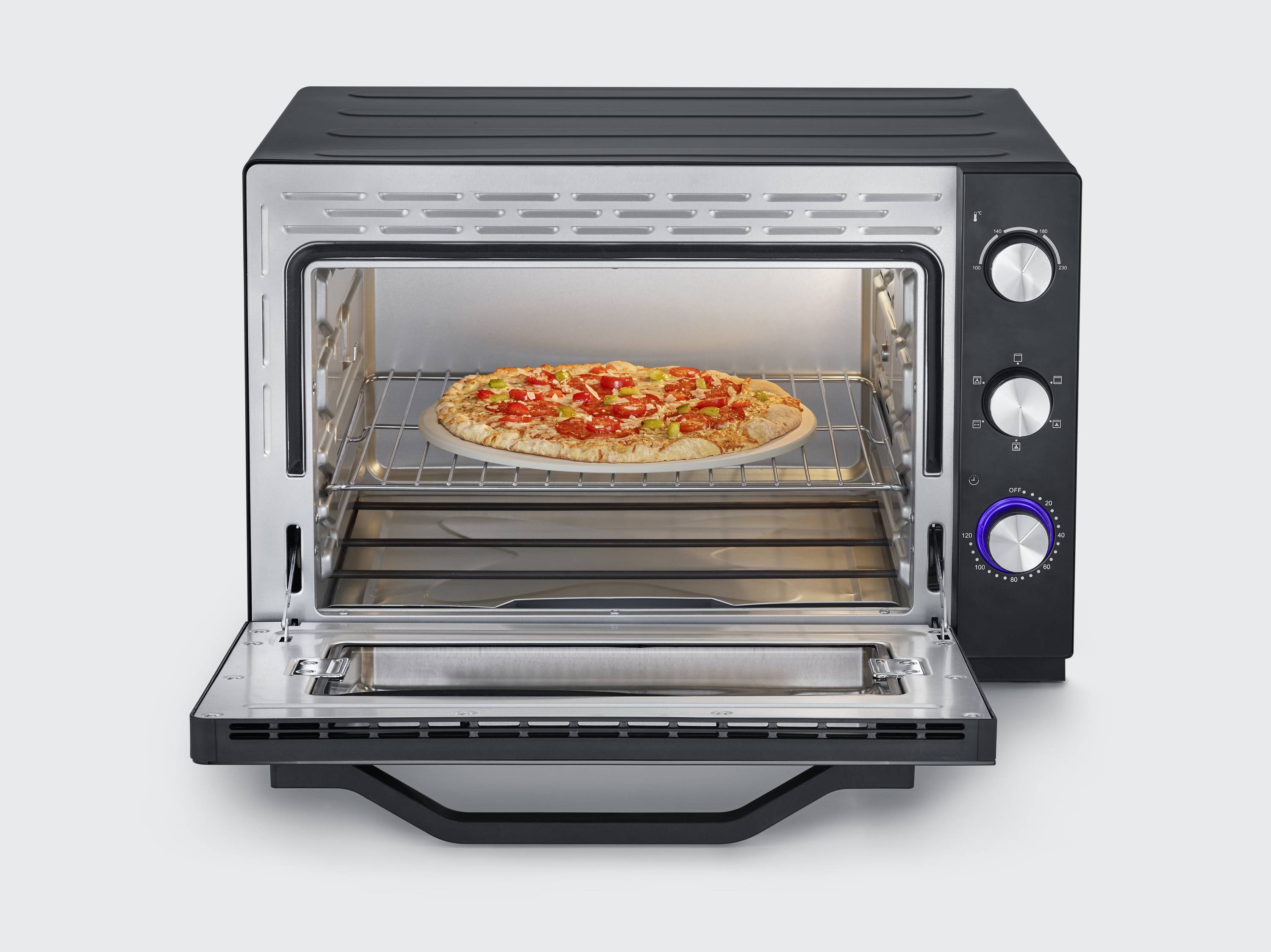 Ein geöffneter Minibackofen mit einer gebackenen Pizza auf dem Rost. Der Ofen hat Drehknöpfe zum Einstellen von Temperatur und Zeit.