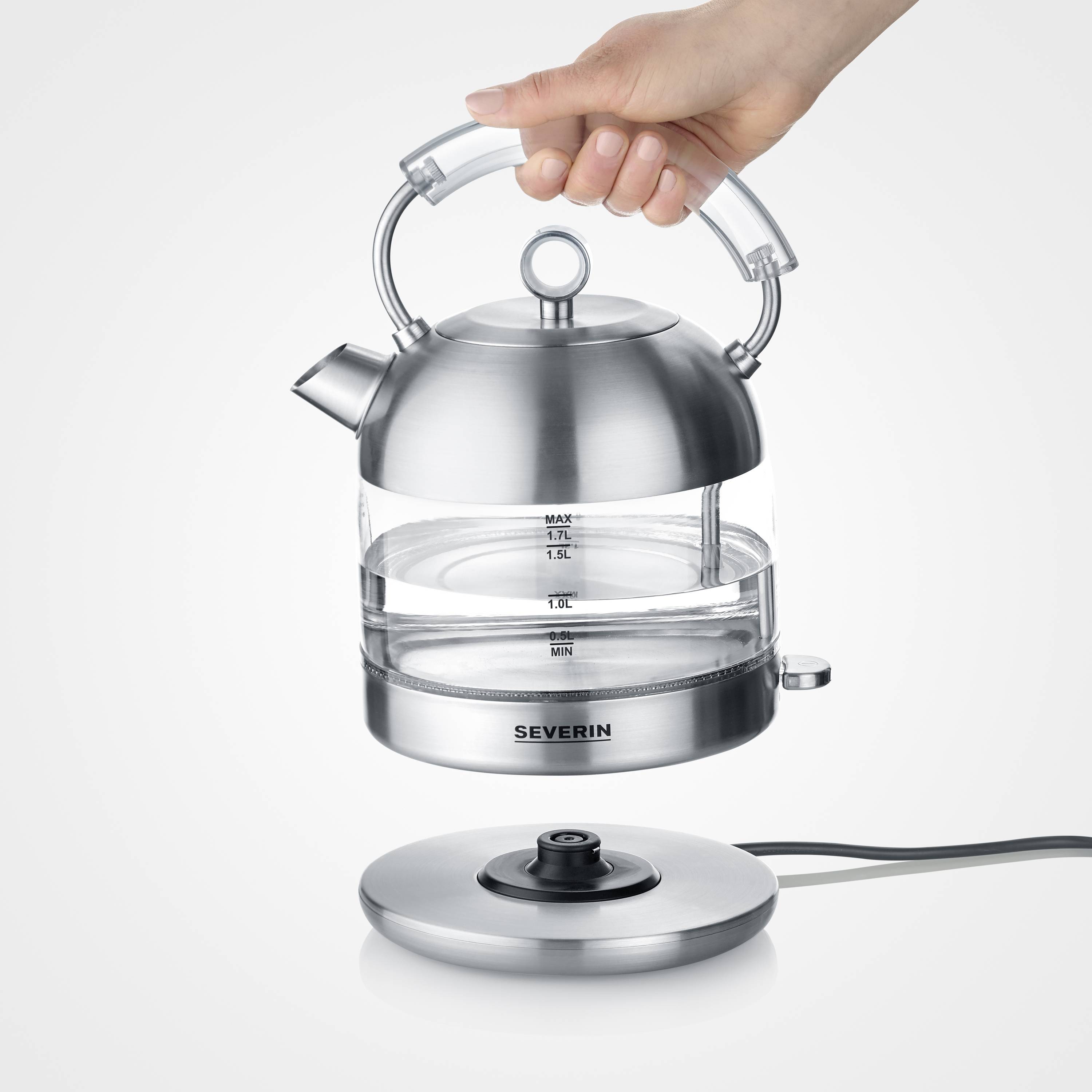 Eine Hand hebt einen kabellosen, transparenten Wasserkocher der Marke Severin von seiner Basis. Der Wasserkocher zeigt Markierungen für Wasserstände.