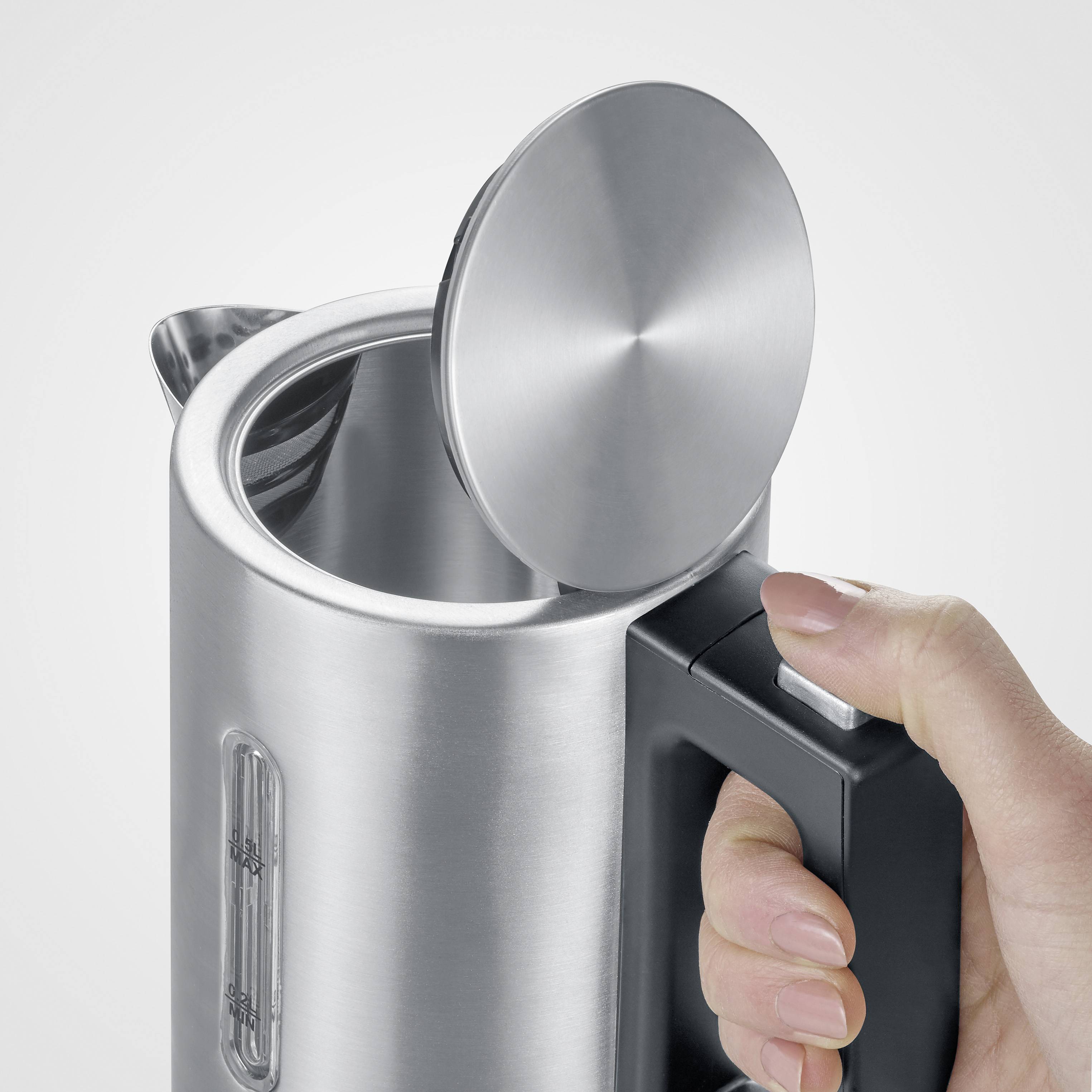 Elektrischer Wasserkocher aus Edelstahl mit geöffneter Klappe, eine Hand hält den Griff.