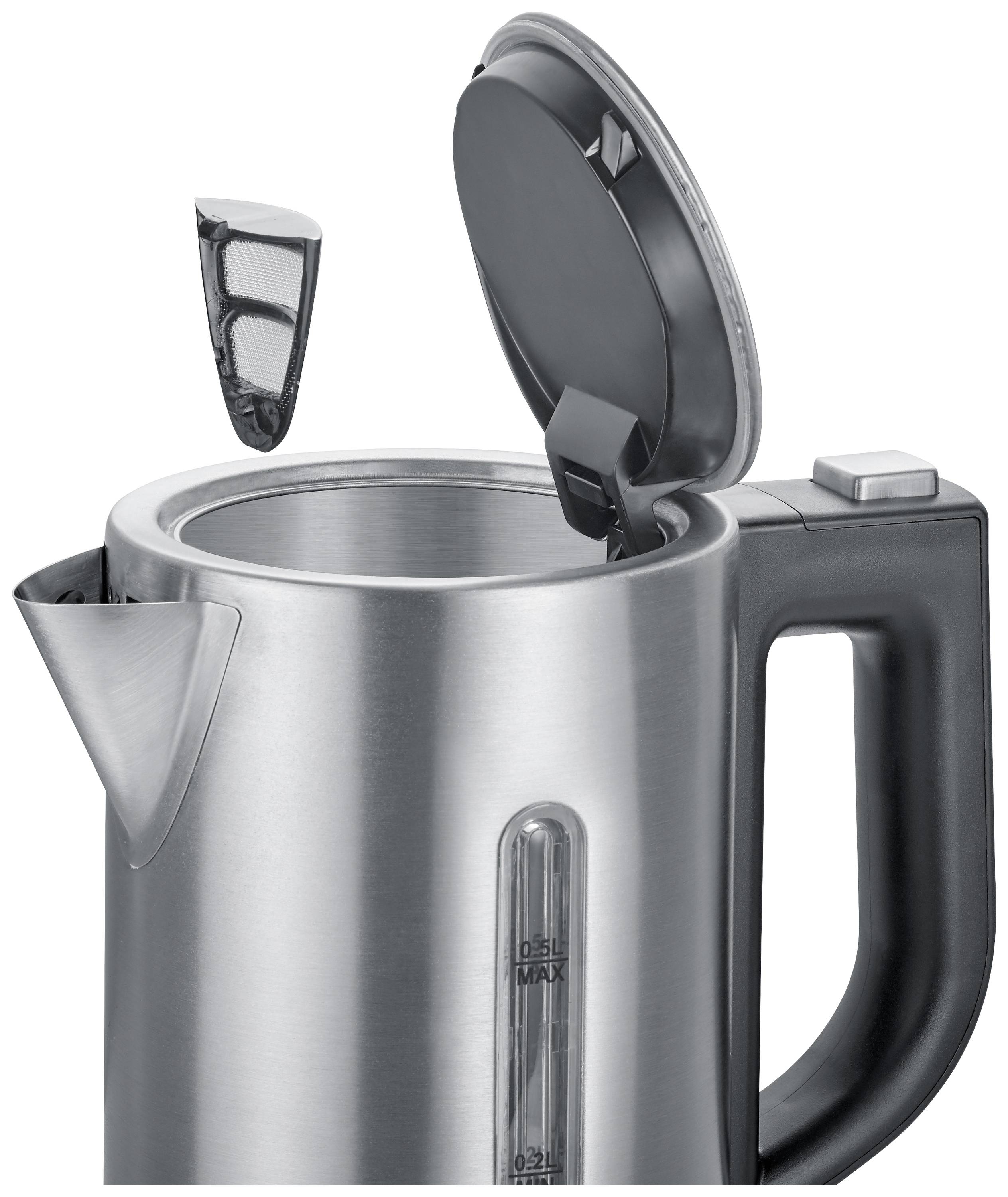 Ein Edelstahl-Wasserkocher mit geöffneter Klappe und herausnehmbarem Kalkfilter, zeigt maximalen Füllstandsanzeiger.