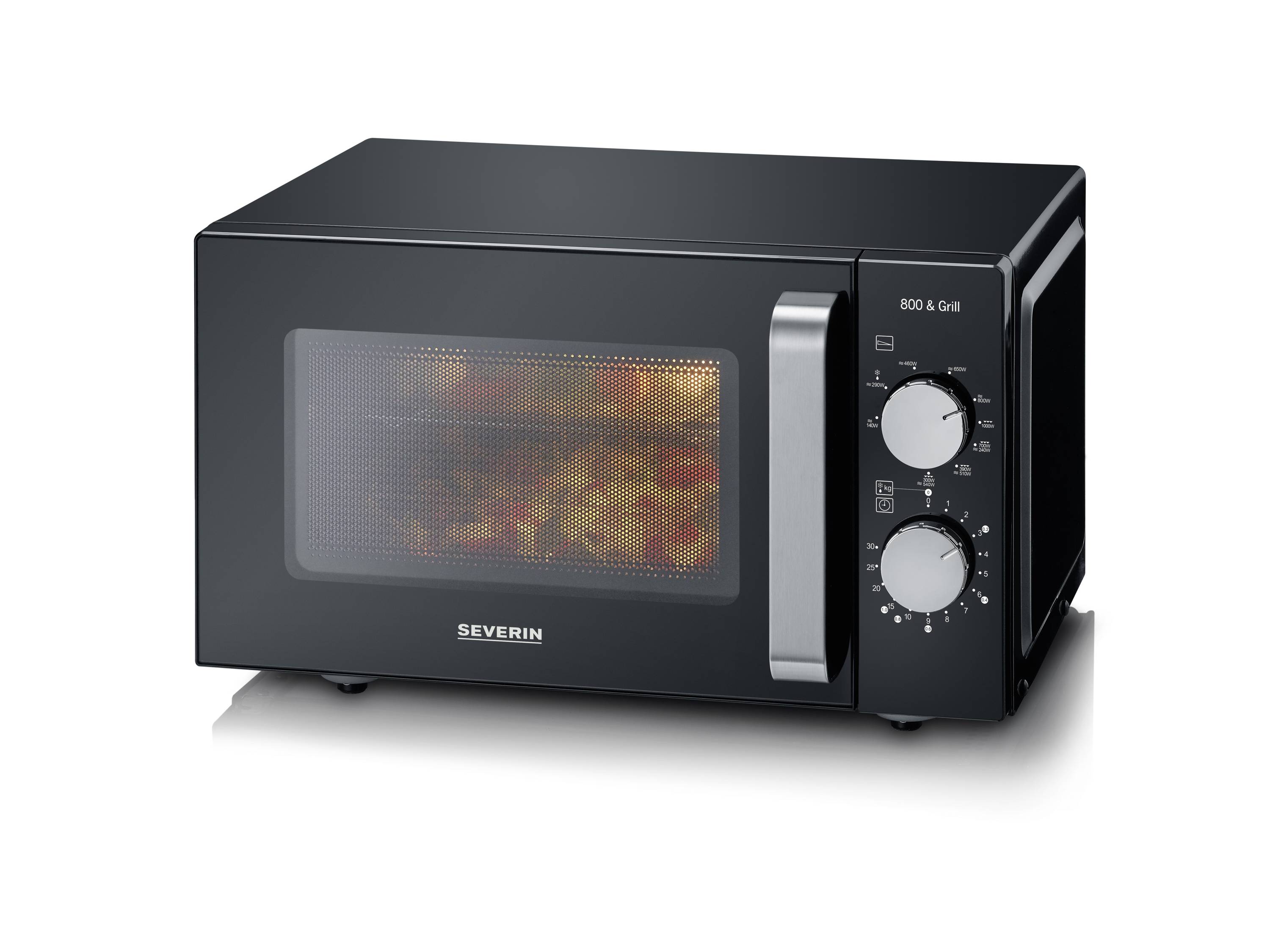 Eine schwarze Mikrowelle mit Drehreglern, die 800 Watt und Grillfunktion zeigt. Durch das Fenster ist das Innere erleuchtet.