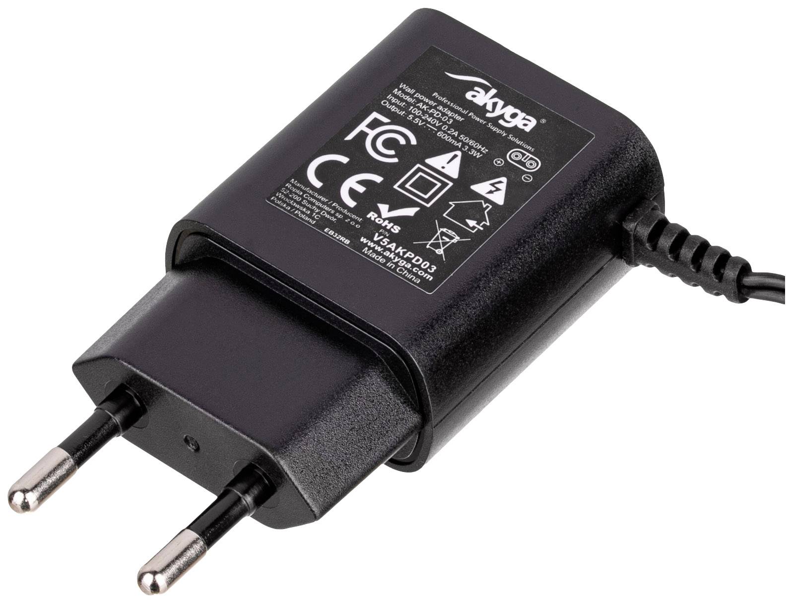 Schwarzes USB-Ladegerät von Akyga mit europäischem Stecker und CE-Kennzeichnung. Geeignet für verschiedene elektronische Geräte.