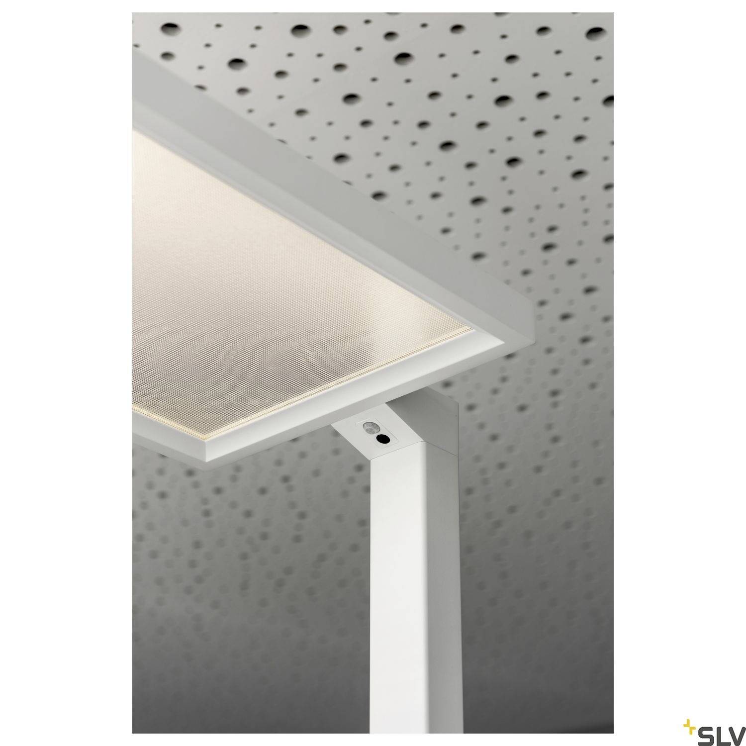 Eine moderne Deckenleuchte an einer gefleckten Decke, die ein minimalistisches Design zeigt. Ideal für Büroräume.