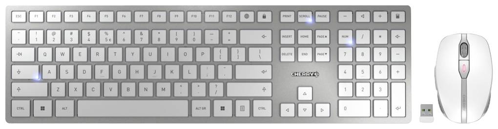 Kabellose silberne Tastatur und Maus mit USB-Empfänger, beleuchtete Tasten sichtbar, auf weißem Hintergrund.