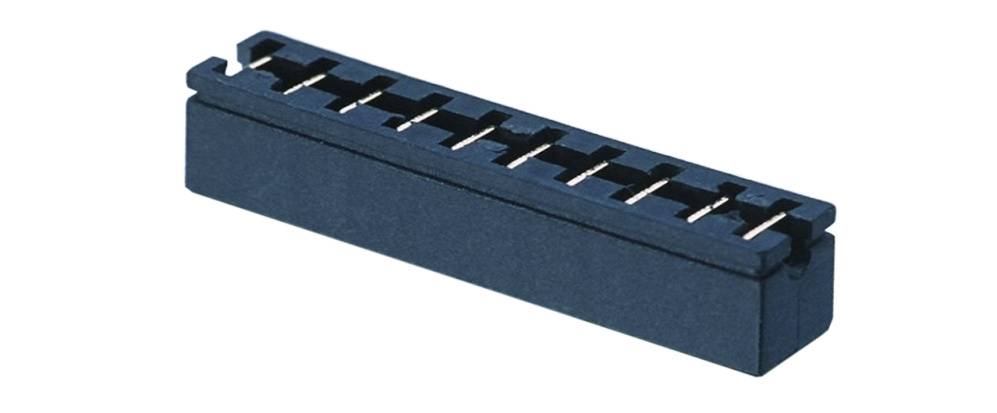 Ein schwarzer Plastikstecker mit mehreren Metallkontakten, wahrscheinlich für elektronische Verbindungen oder Kabelanschlüsse.