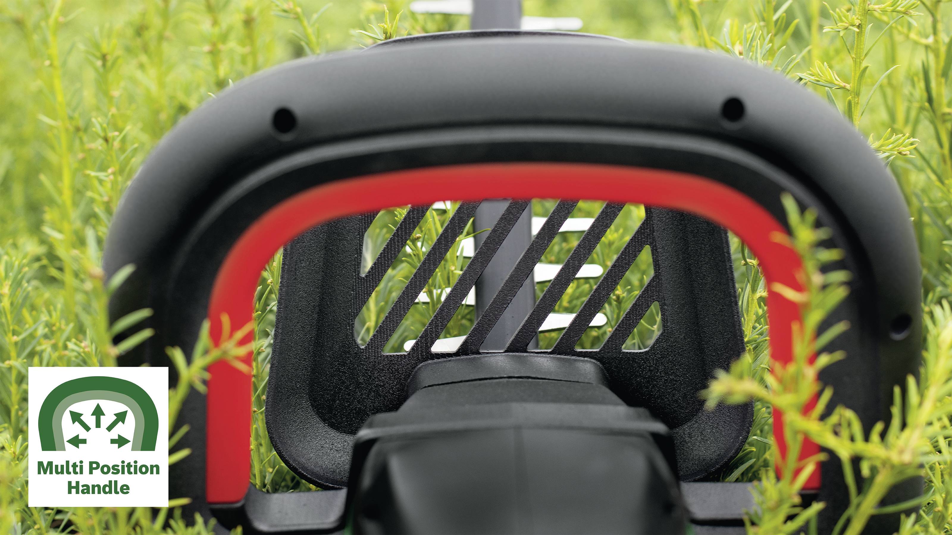 Nahaufnahme eines Heckenschneiders in einem Garten mit einem Schild, das 'Multi Position Handle' anzeigt.