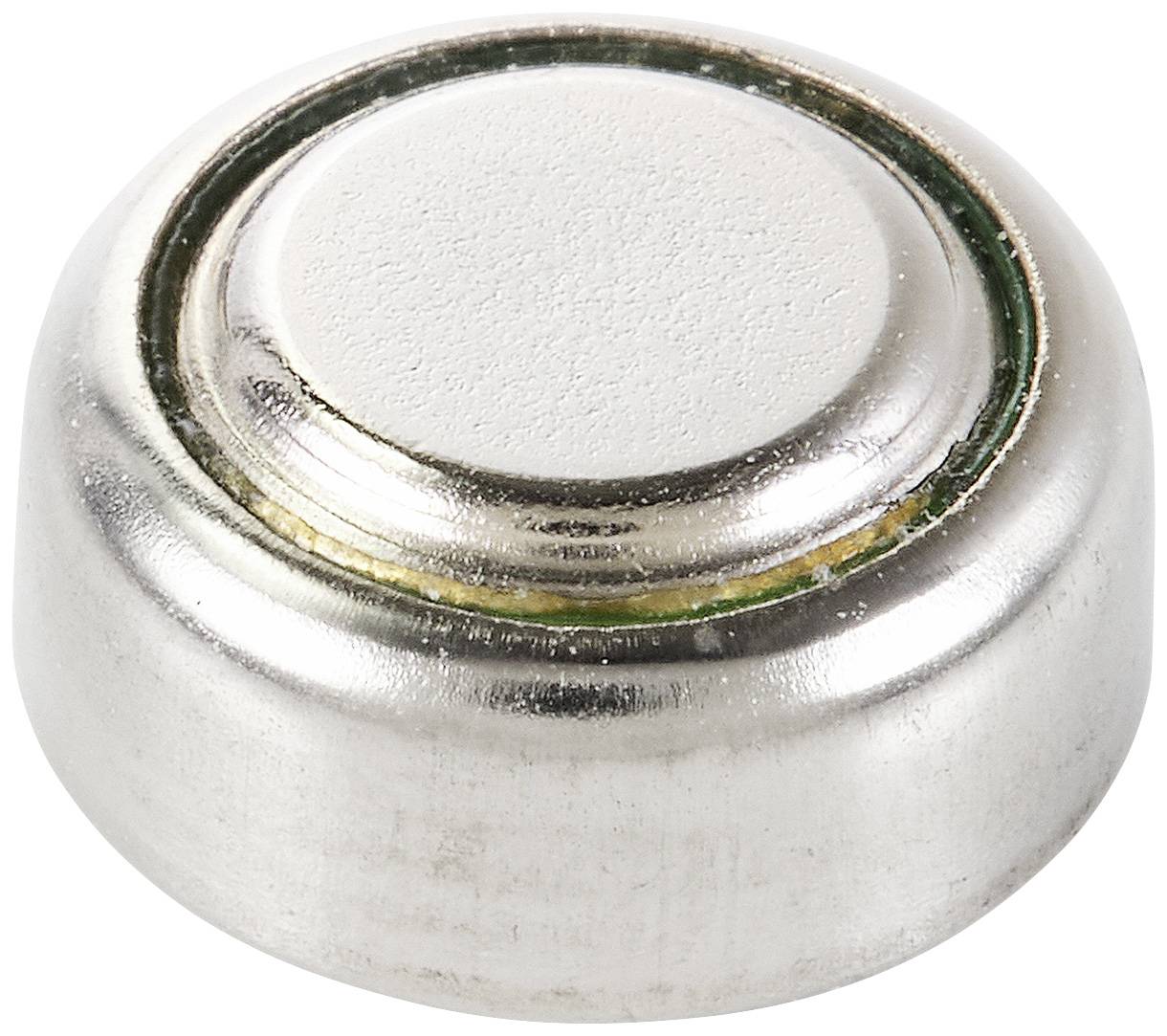 Nahaufnahme einer silbernen Knopfzelle-Batterie, auf einer weißen Oberfläche liegend.