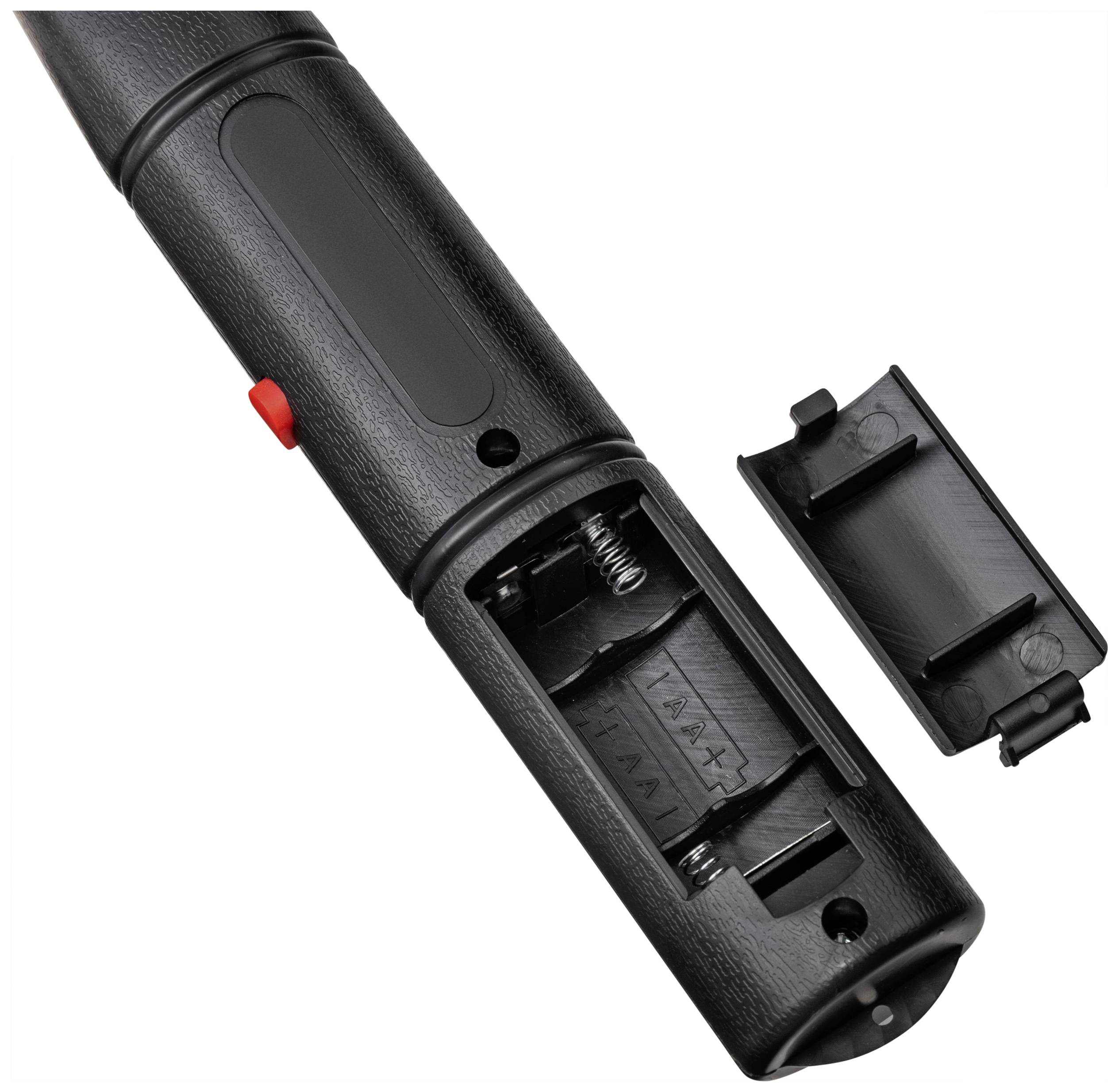 Ein schwarzes Gerät mit einem offenen Batteriefach und einer entfernten Abdeckung. Zeigt Federmechanismus und Platz für Batterien.