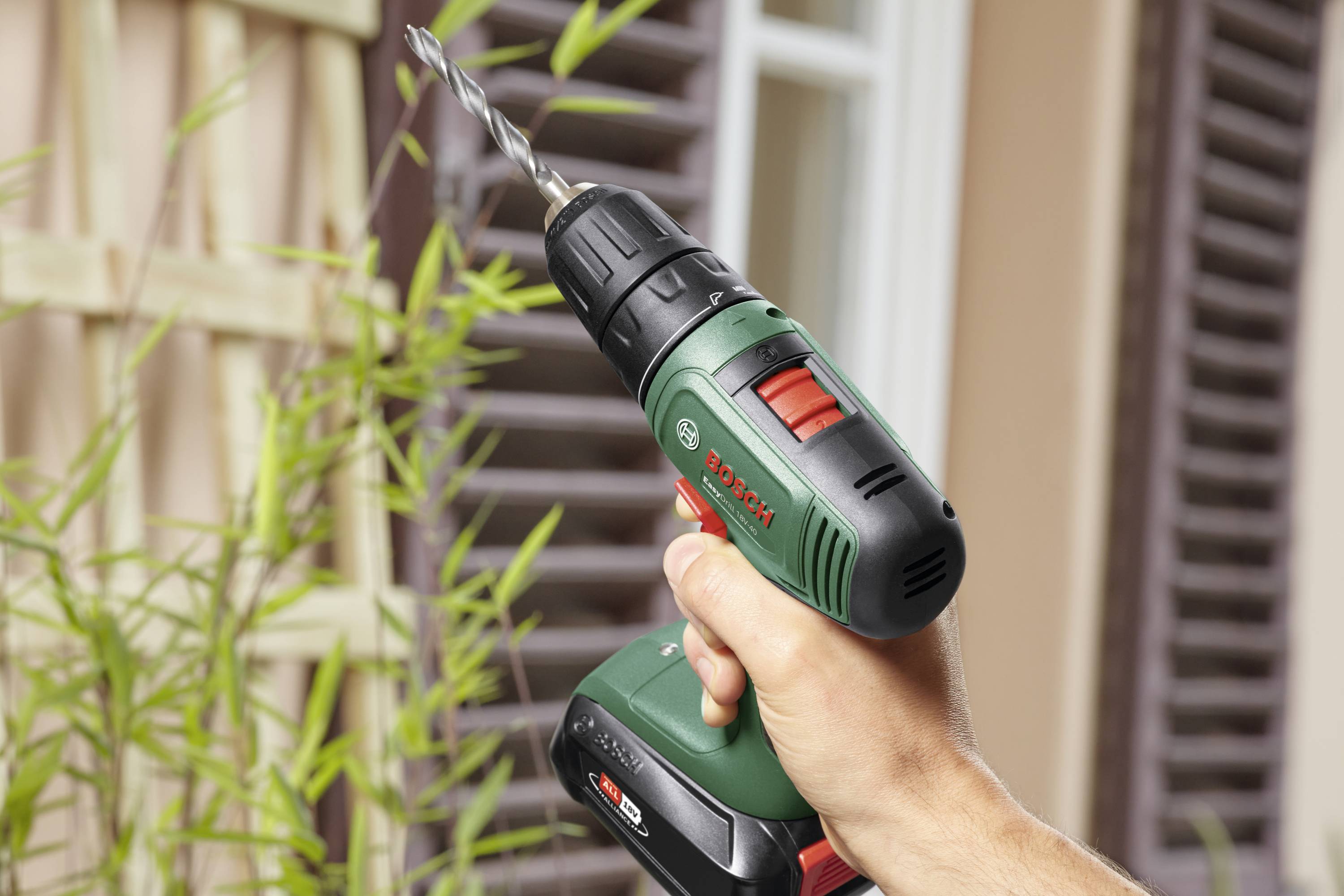Bosch Home and Garden EasyDrill 18V-40 06039D8005 Akku-Bohrmaschine, Akku-Bohrschrauber 18V 2Ah Li-Ion