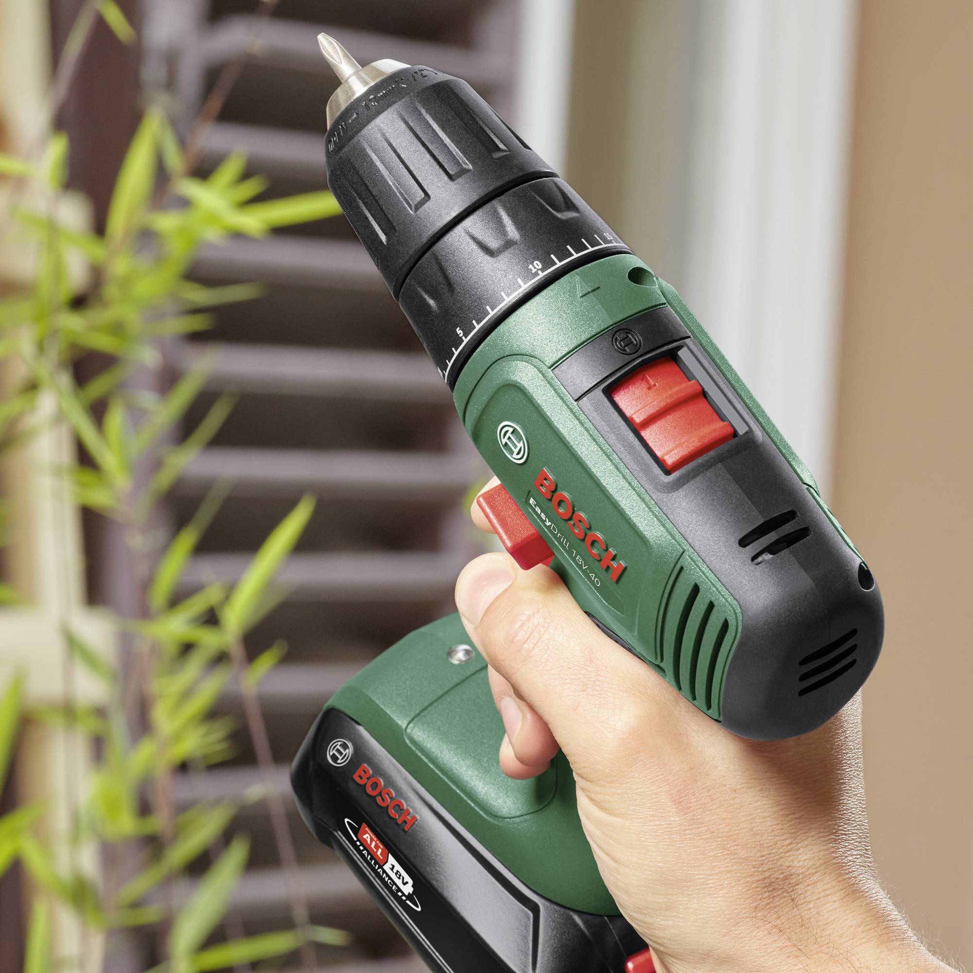 Bosch Home and Garden EasyDrill 18V-40 06039D8005 Akku-Bohrmaschine, Akku-Bohrschrauber 18V 2Ah Li-Ion