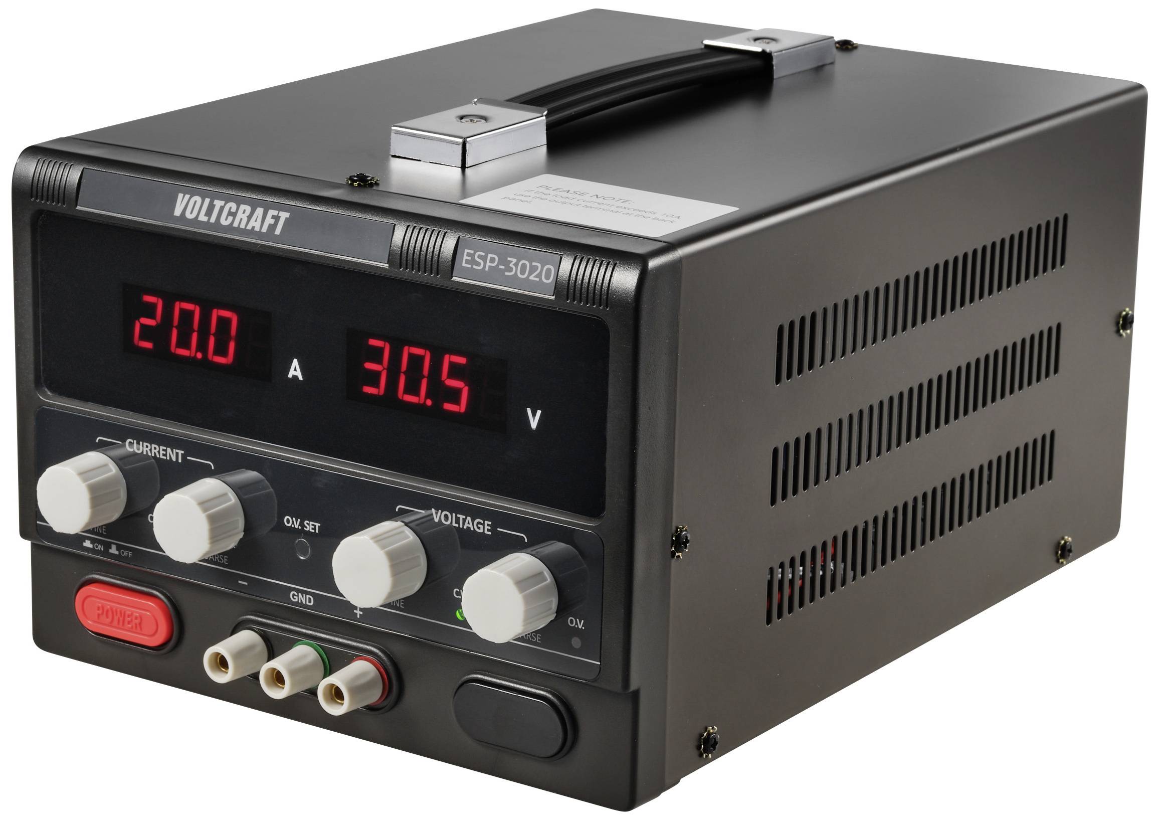 Schwarzes Netzteil Voltcraft ESP-3020 mit Digitalanzeige zeigt 20 A und 30,5 V. Mehrere Knöpfe zur Einstellung von Stromstärke und Spannung.