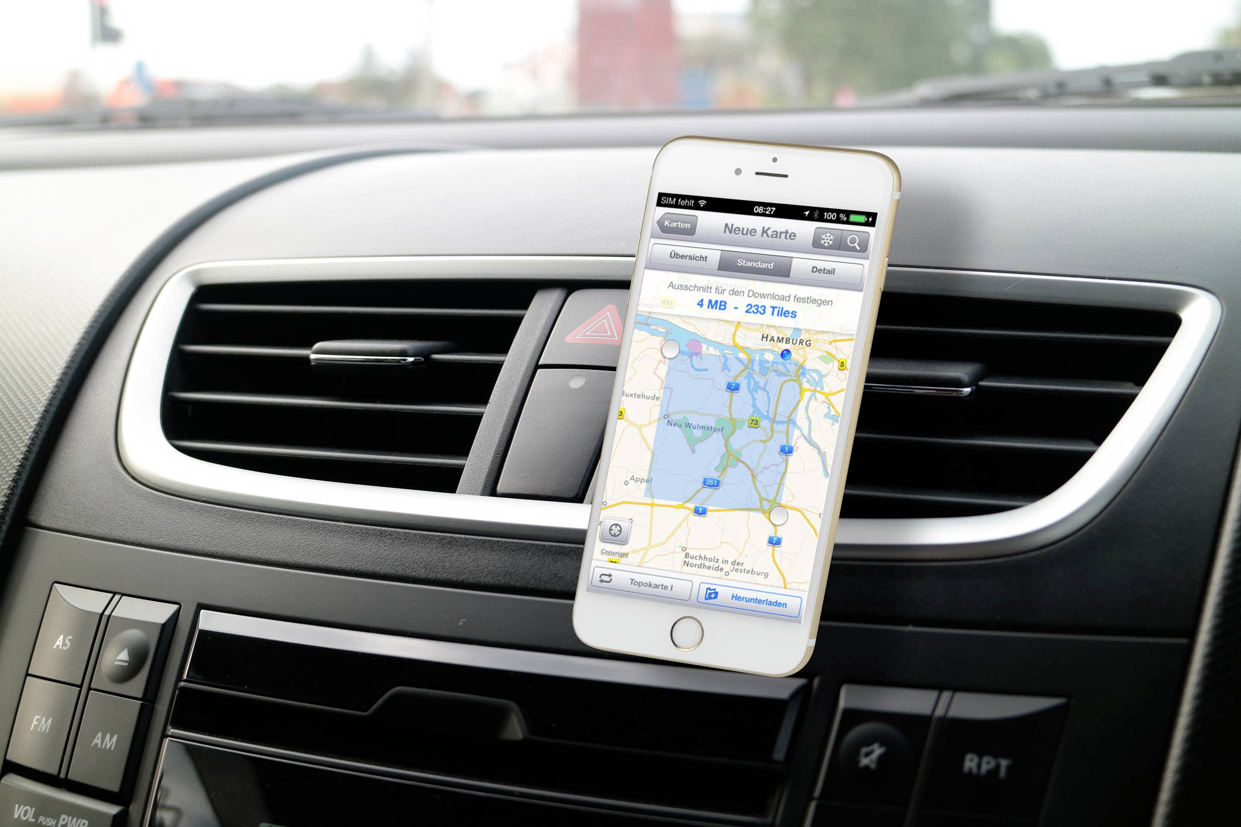 Ein Smartphone mit einer Navigations-App zeigt eine Karte mit der besten Route zum Zielort, platziert auf einem Autoinnenraum.
