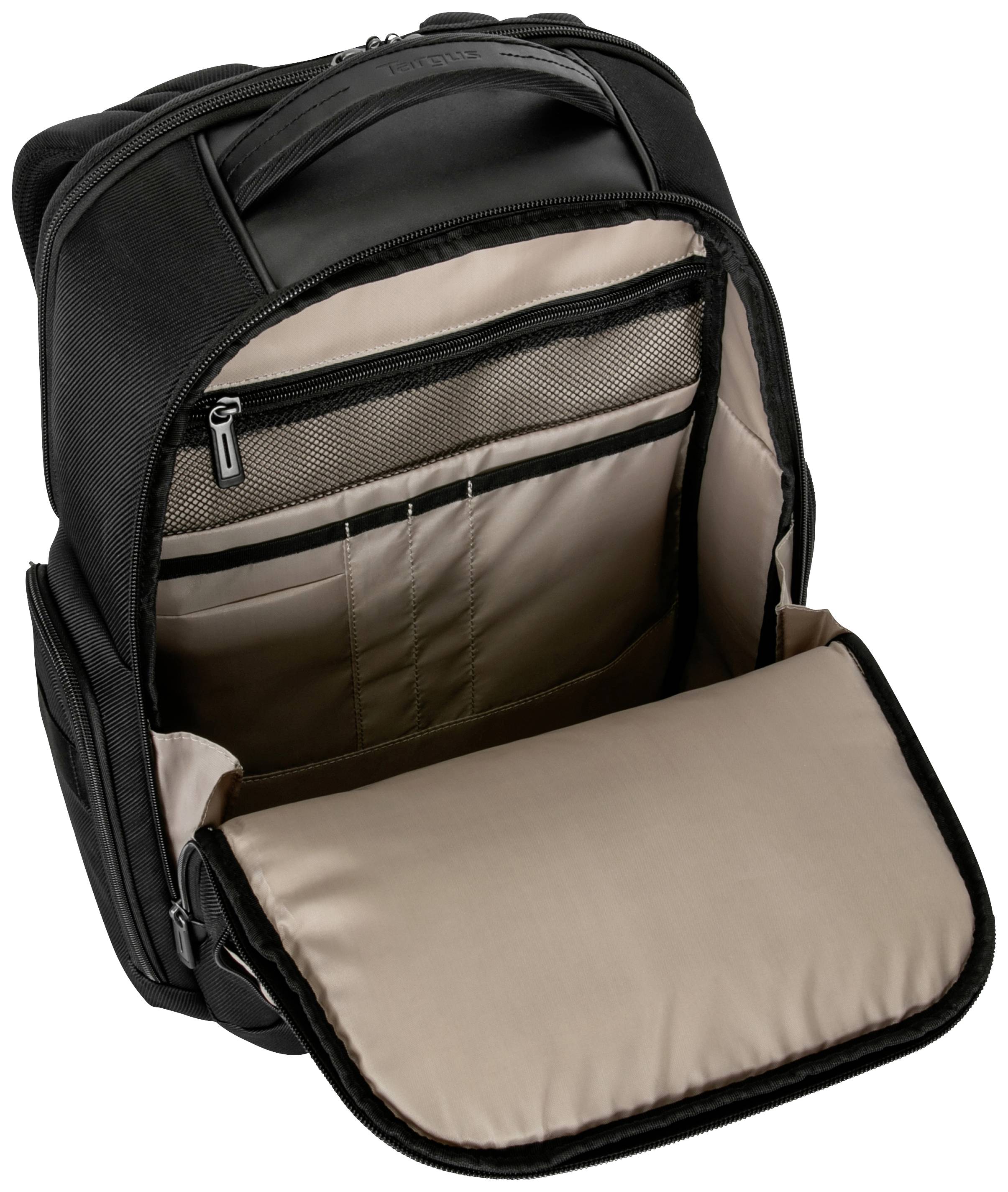Ein schwarzer Rucksack mit geöffnetem Hauptfach zeigt verschiedene Fächer und Taschen für die Organisation von Gegenständen.