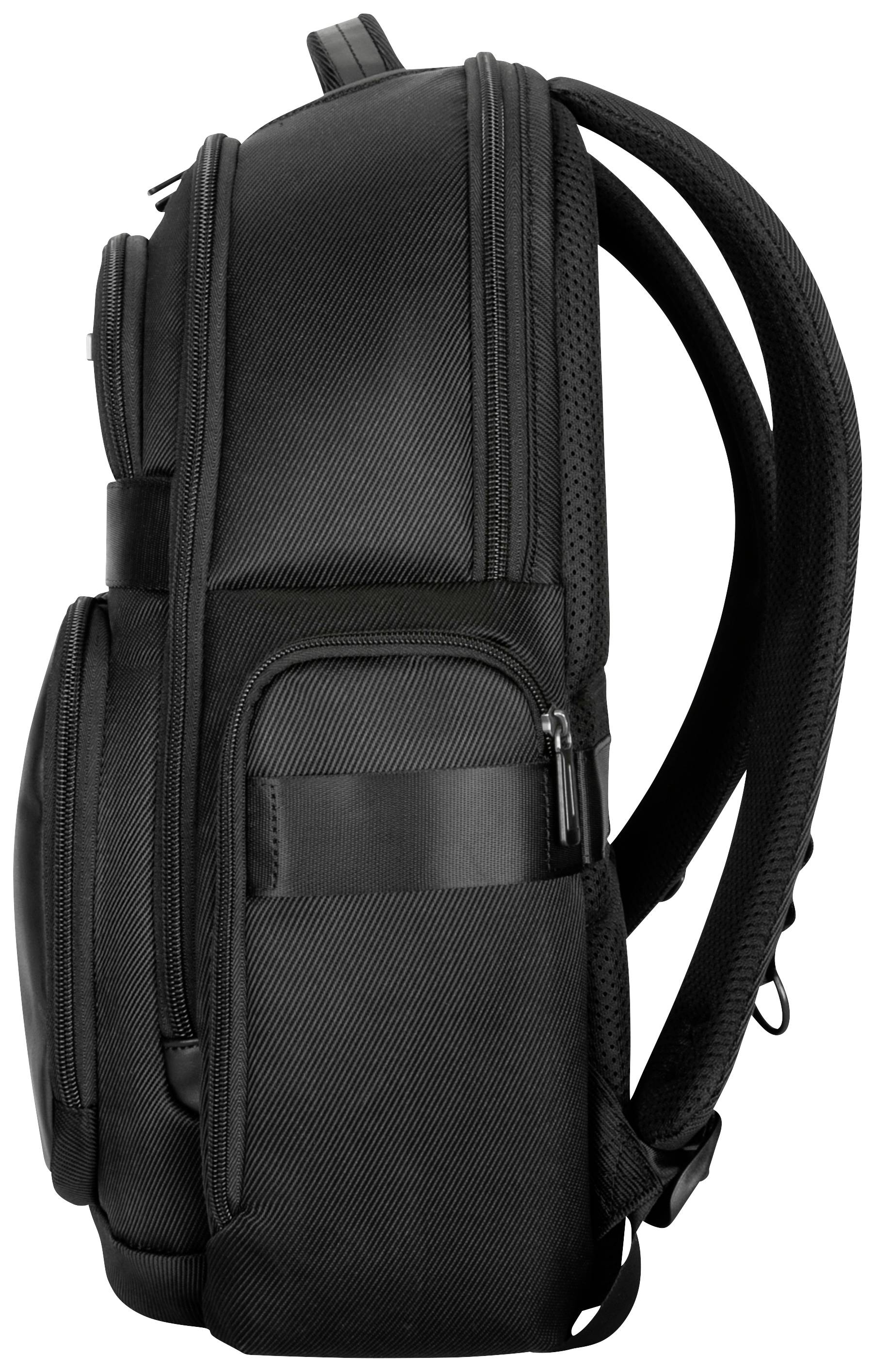 Ein schwarzer Rucksack in Seitenansicht mit gepolsterten Schultergurten und mehreren Reißverschlusstaschen.