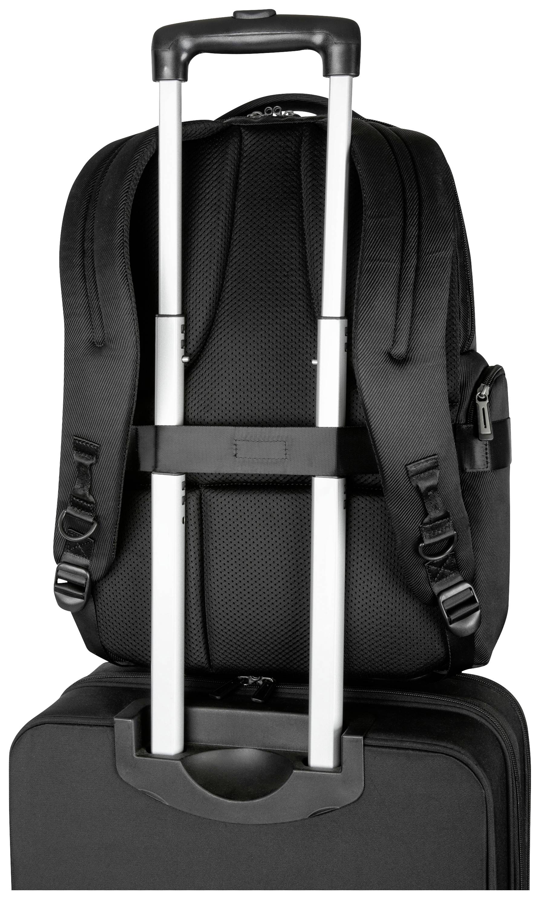 Ein schwarzer Rucksack ist sicher auf einen Koffer mit ausziehbarem Griff aufgesteckt. Der Rucksack hat mehrere Schnallen.