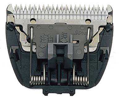 Elektrische Haarschneidemaschine, Nahaufnahme der Klingen. Metallschneiden und Federn sind sichtbar.