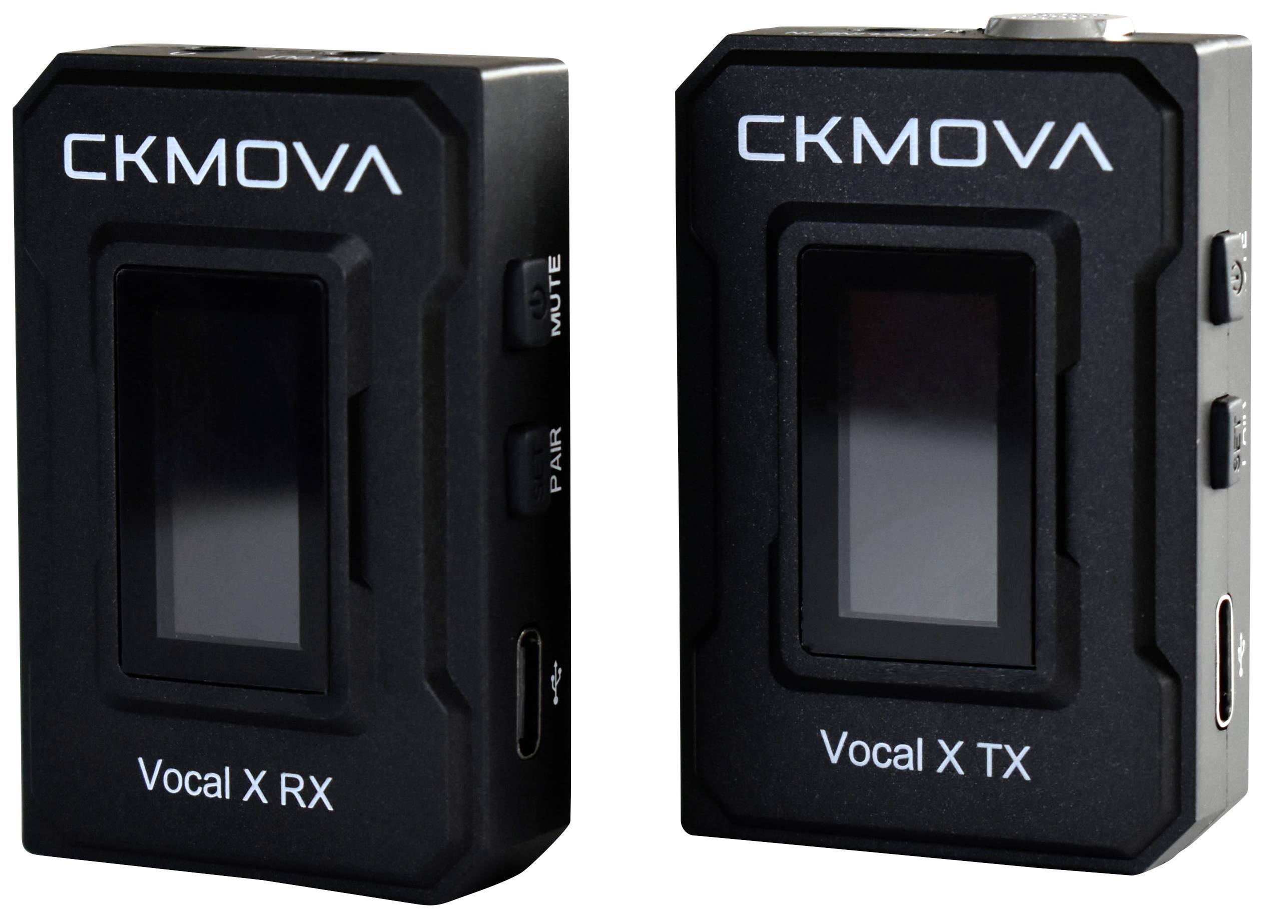 Zwei schwarze drahtlose Mikrofon-Sender-Empfänger-Geräte mit der Aufschrift 'CKMOVA', jeweils mit einem Display und unterschiedlichen Anschlüssen.