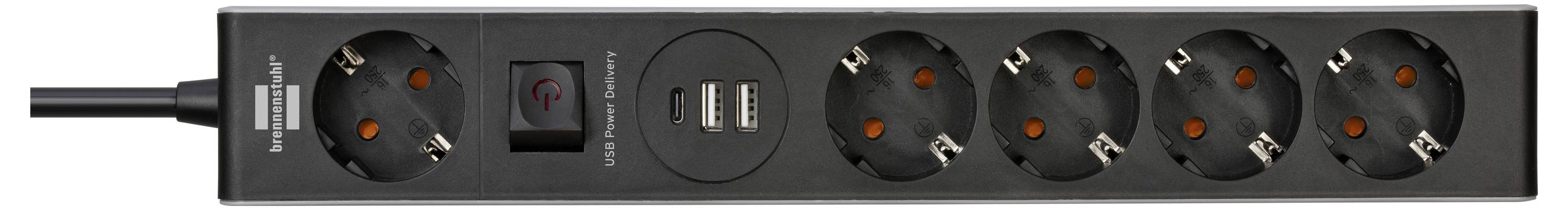 Schwarze Steckerleiste mit einem Wippschalter und zwei USB-Anschlüssen, zeigt vier Steckdosen und ein angeschlossenes Kabel.