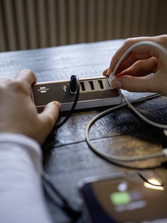 Brennenstuhl USB Ladegerät 20 W 4x USB-A, 1x USB-C® USB PD Silber, Weiß Innenbereich