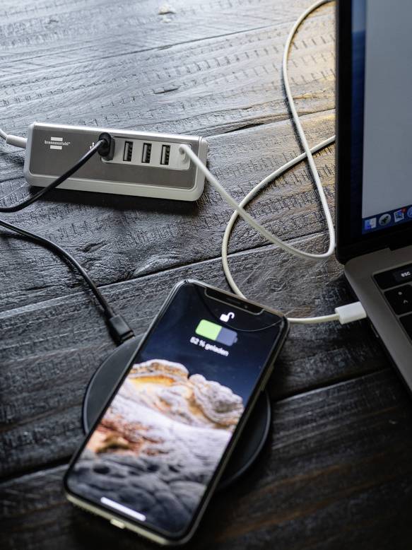 Brennenstuhl USB Ladegerät 20 W 4x USB-A, 1x USB-C® USB PD Silber, Weiß Innenbereich