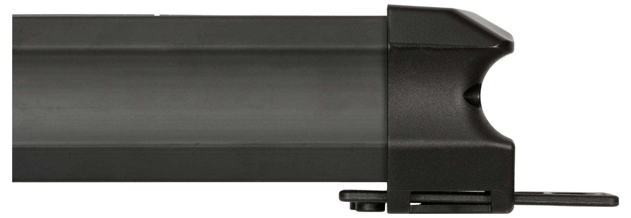 Schwarze Kunststoff-Montageklammer oder Schienenklemme mit vorstehendem Haken und flacher Basis, dargestellt auf weißem Hintergrund.