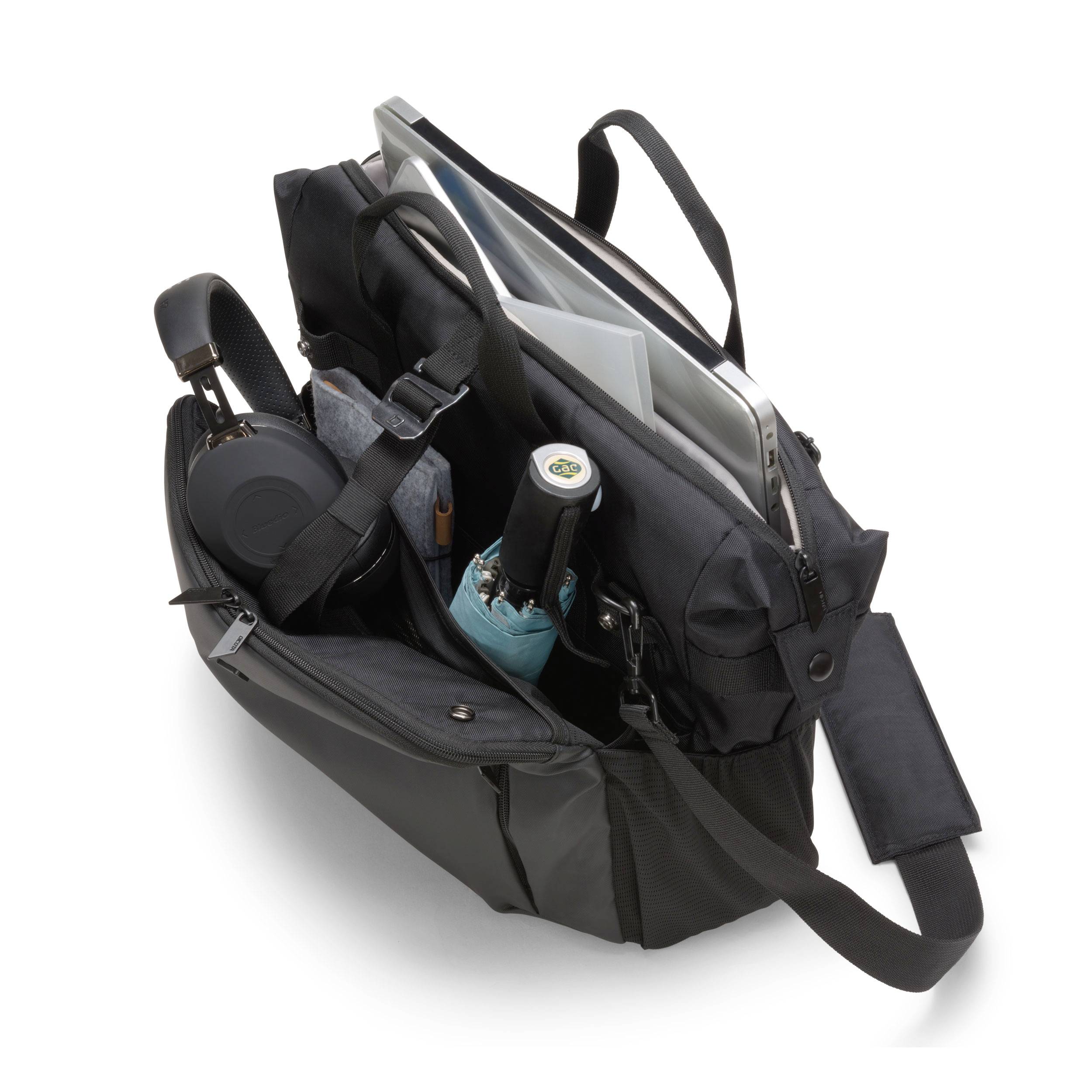 Eine schwarze Aktentasche, die oben offen ist, zeigt einen Laptop, eine Kamera und mehrere kleine Gegenstände, die darin verstaut sind.